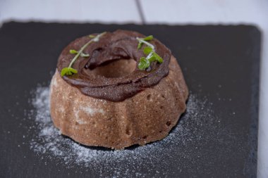 Çikolata ve nane ile süzme peynir güveç