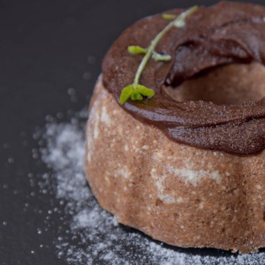 Puding çikolata ve nane ile süzme peynir pişmiş