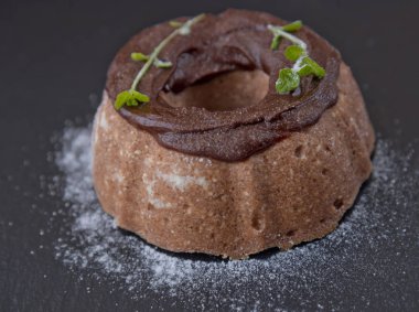 Çikolata ve nane ile süzme peynir güveç