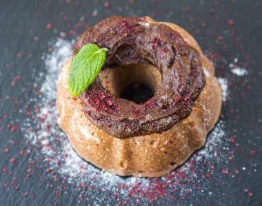 Çikolata ve nane ile süzme peynir güveç