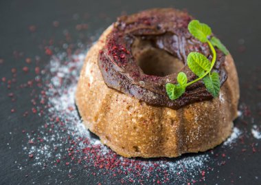 Puding çikolata ve nane ile süzme peynir pişmiş