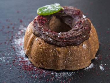 Çikolata ve nane ile süzme peynir güveç