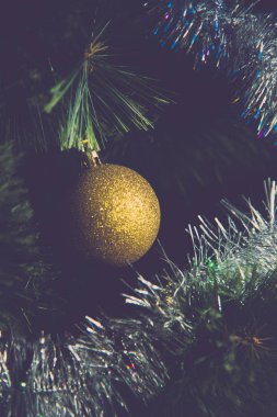 Noel ağacı topu arka planda köknar dalı