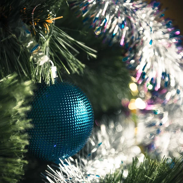 Рождественский Шар Фоне Елочных Ветвей — стоковое фото