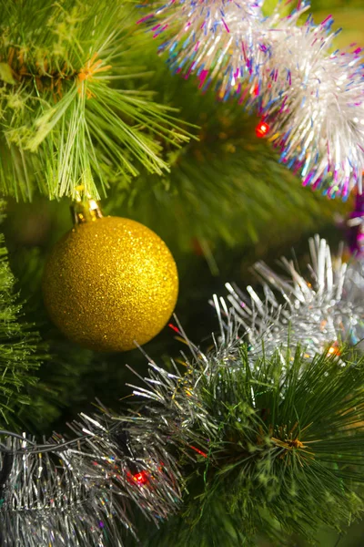 モミの枝の上に黄金のクリスマス ツリー ボール — ストック写真