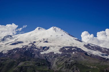 Elbruz Dağı ve onun iki tepeler. Mount Cheget görünümden. Kafkasya, Kabardey-çatışmalar işgalciler, Rusya Federasyonu