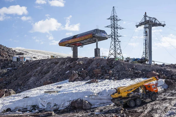 Construcción de un nuevo teleférico en las laderas de Elbrus — Foto de Stock