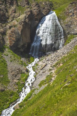 Terskol dağ şelale ile güzel bir manzara. Elbrus area, Kabardey-çatışmalar işgalciler, Rusya Federasyonu