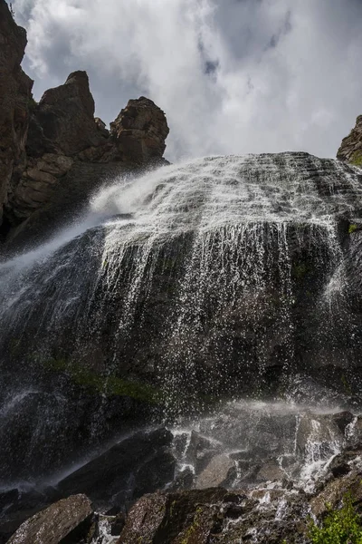 Cascada de montaña, Terskol, área de Elbrus, Rusia — Foto de Stock