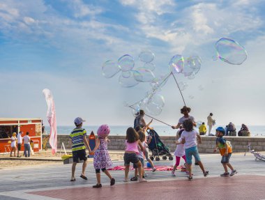 Sitges, Katalonya, İspanya - 03 Haziran 2017: çocuklar sabun köpüğü ile Sitges dolgu üzerinde oyun