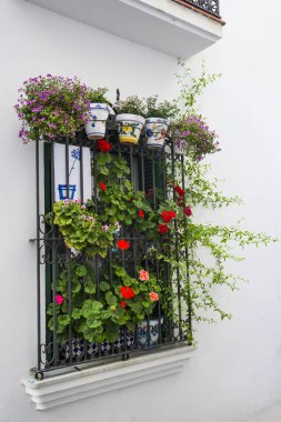 Tipik bir Akdeniz kasabası Sitges, İspanya evde pitoresk bir pencere. İspanya