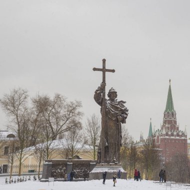 Moskova/Rusya - 12 Kasım 2016: Vladimir Kremlin yakınındaki Borovitskaya meydanında büyük anıt
