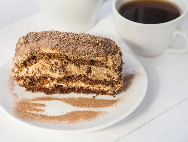 Шоколадный торт и чашка кофе — стоковое фото