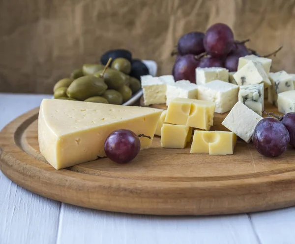 Piatto di formaggio con una varietà di formaggio — Foto Stock