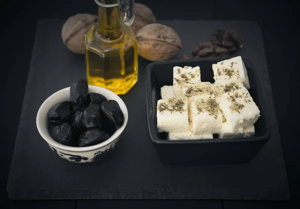 Pieces of cheese and olives — Stock Photo, Image