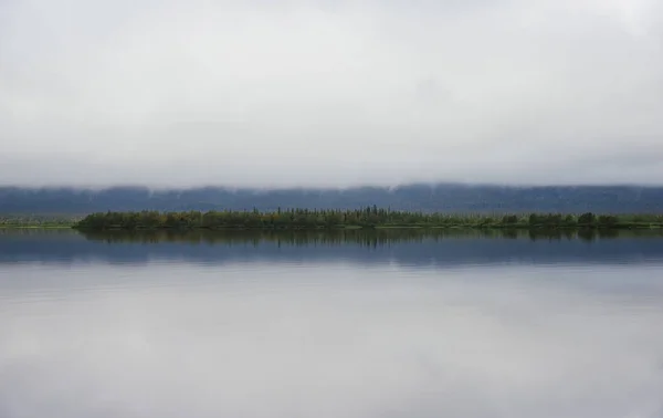 Krajina s lesem tundry a jezero Lovozero — Stock fotografie