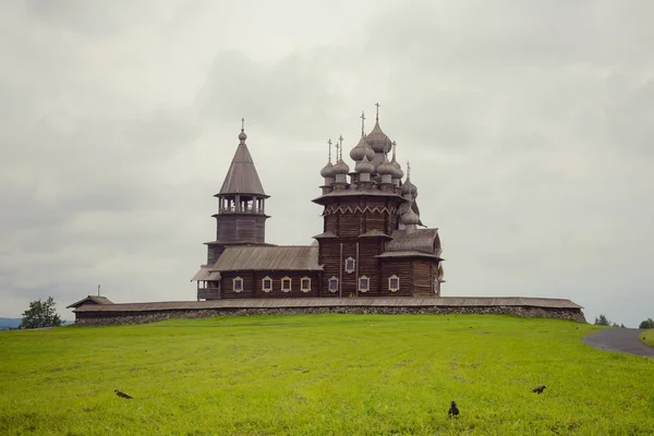 Dřevěný kostel na ostrově Kizhi Oněžského jezera, Rusku — Stock fotografie
