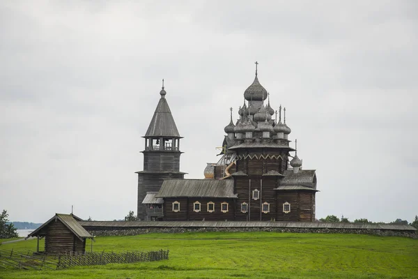 Houten kerk op het eiland Kizji Onegameer, Rusland — Stockfoto