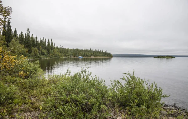 Lanskap dengan danau Lovozero dan hutan tundra — Stok Foto