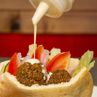 Pita ekmeği falafel ve sebze salatası ile dolu