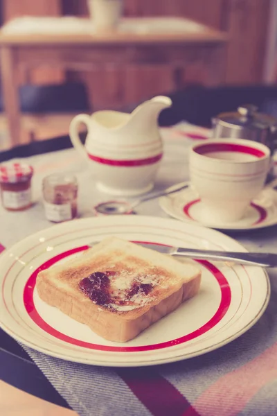 Континентальний сніданок чай і тости — стокове фото