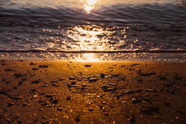 Karadeniz Taman Körfezi üzerinde güzel altın gün batımı 