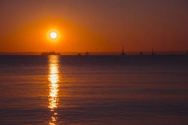 Erstaunliche goldene Meer Sonnenuntergang — Stockfoto