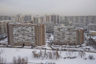 Moskova kış. Karla kaplı avlusu konut kompleksi