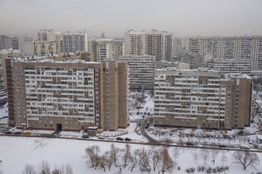 Moskova kış. Karla kaplı avlusu konut kompleksi