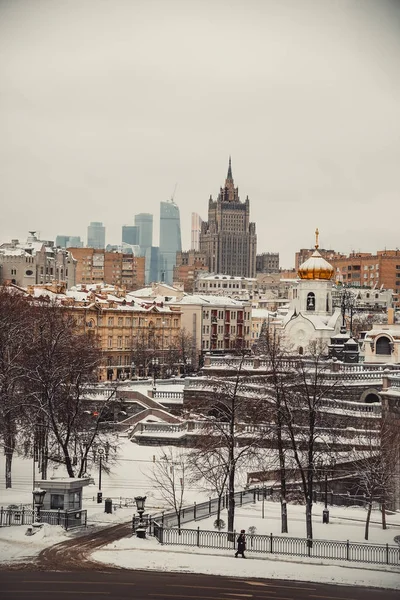 A Kudrinskaya Square felhőkarcoló télen Moszkva utca-és városrészlet — Stock Fotó