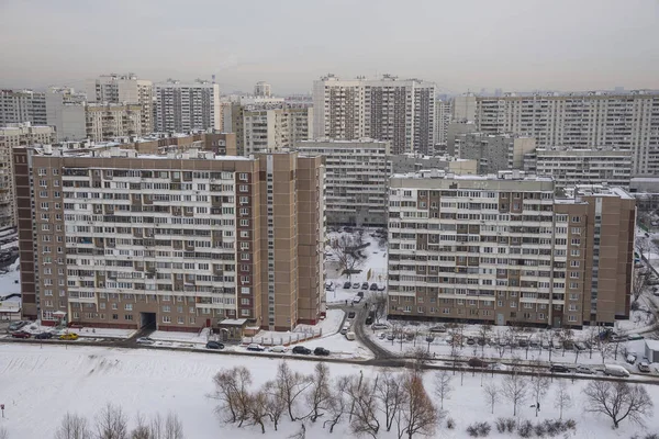 Московская зима. Заснеженный двор жилого комплекса — стоковое фото