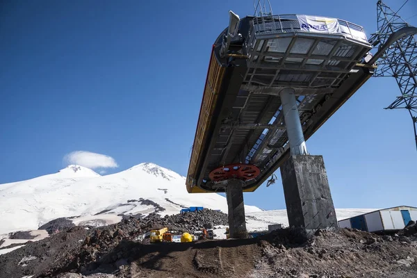 Nuevo teleférico en las laderas de Elbrus — Foto de Stock