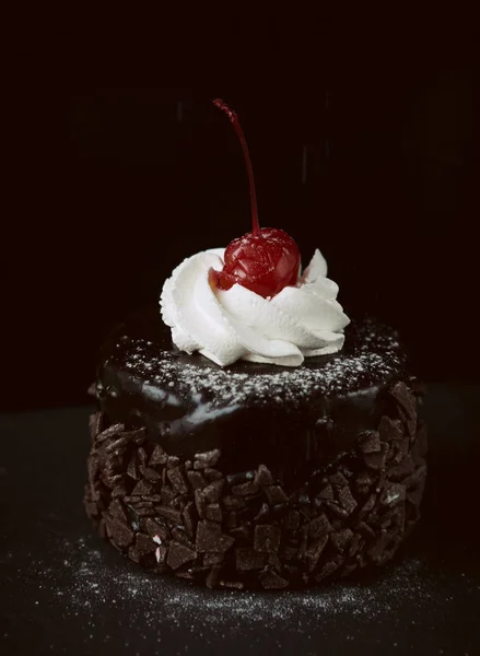 Вкусный Шоколадный Торт Красной Вишневой Вертикалью — стоковое фото