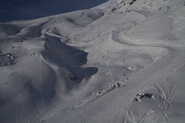 Kayak pisti kayak ve snowboard güneşli kış günü, izleme ile. Kafkas Dağları, Elbrus 