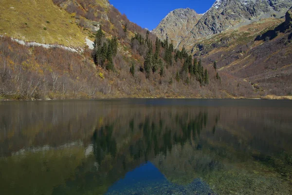 Las Rocas Reflejan Agua Del Lago Montaña Kardyvach Cáucaso — Foto de Stock