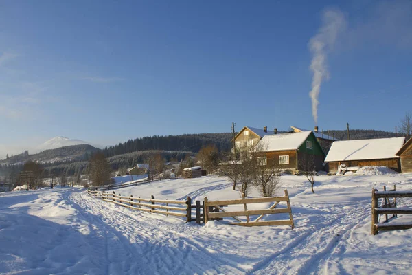 Pokryte Śniegiem Dachów Domów Karpackiej Wsi — Zdjęcie stockowe