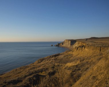 Taman Yarımadası'nda deniz manzara. Denizde sonbahar akşam