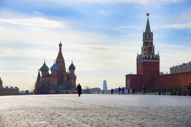 Moskova/Rusya - 02 Nisan 2014: Kaldırılan adamın şekil Kremlin sabahın erken saatlerinde arka planı