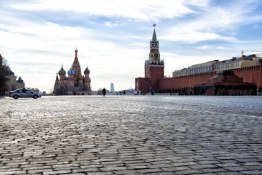 Kaldırılan adamın şekil Kremlin arka planı