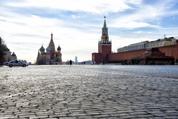 La figura del hombre removido en el trasfondo del Kremlin — Foto de Stock