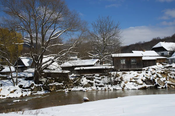 Dia de inverno ensolarado na aldeia da montanha — Fotografia de Stock