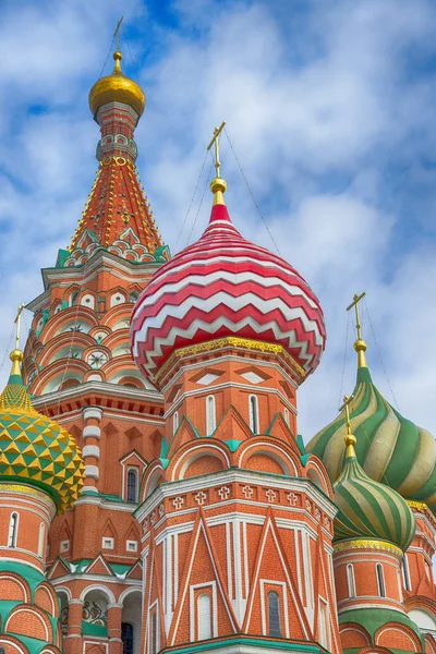 Berömda katedralen i St Basil den välsignade. Röda torget i Moskva, — Stockfoto