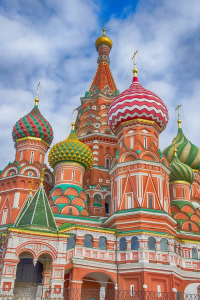 Färgglada kupoler på Vasilijkatedralen i Moskva, Ryssland — Stockfoto