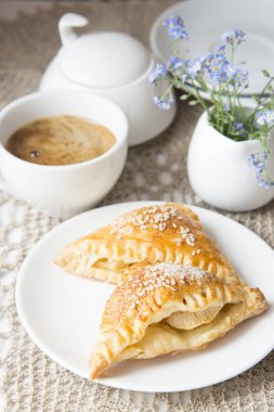 Puf böreği elma ve kahve ile gevrek köftesi