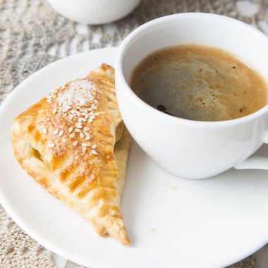 Puf böreği elma ve kahve ile gevrek köftesi