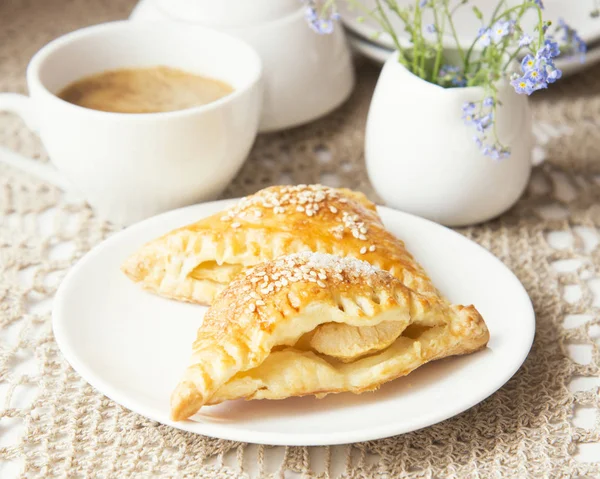 Knusprige Blätterteigpastete Mit Äpfeln Und Kaffee — Stockfoto