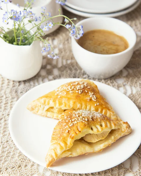 Patatas crujientes de hojaldre con manzanas y café — Foto de Stock