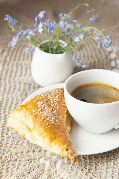 Rissóis Crocantes Massa Folhada Com Maçãs Café — Fotografia de Stock