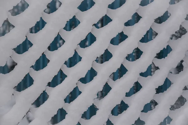 Zbliżenie Płot Wirecloth Pokryte Śniegiem — Zdjęcie stockowe