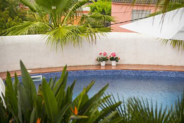 Yüzme havuzunda mavi su